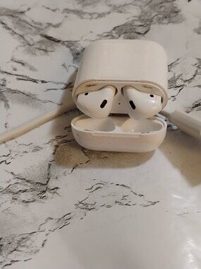 Apple AirPods (2nd Gen)
